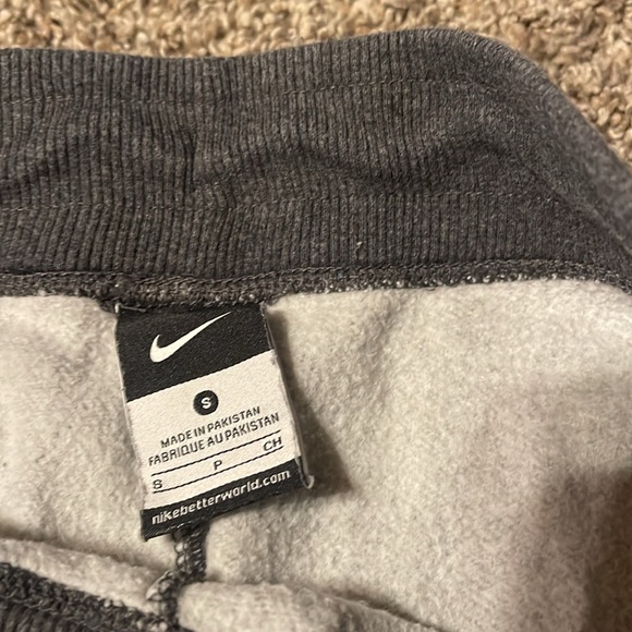Women’s Nike sweatpants gray size small - Picture 3 of 3